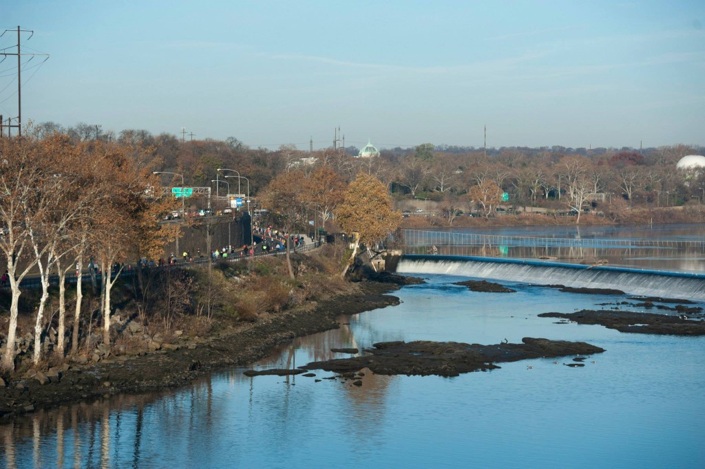 Running by the Schuylkill river on the second half.  (c) 2014 GORE-TEX® Philadelphia Marathon